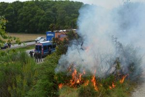 Départ de feu provoqué par une pastille de gaz lacrymogène, le 17 mai 2016 sur la rocade de Rennes.
